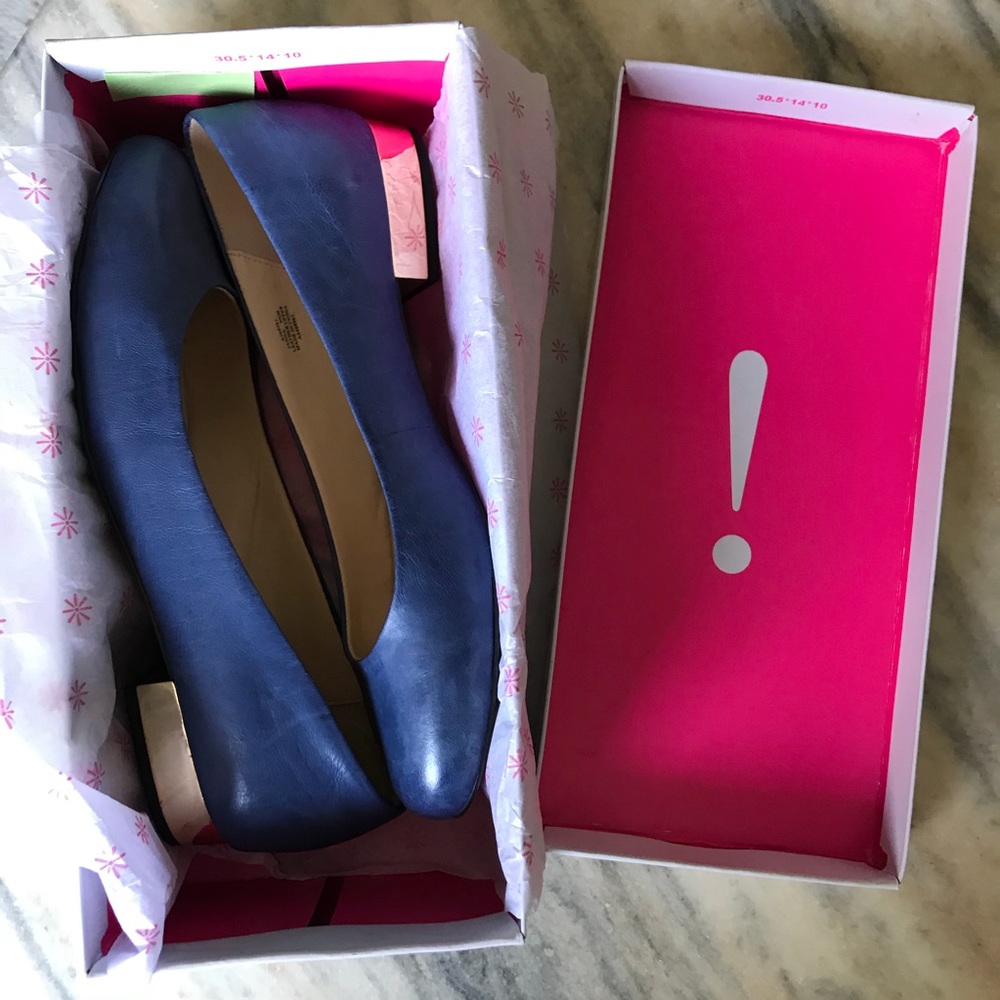 Like new Isaac mizrahi blue leather gold low heel